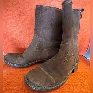Born brown suede pull on boots.